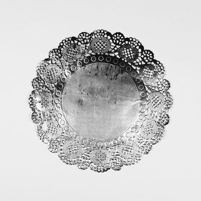 BLOWOUT (500 PACK) 8.5" Round Silver Foil Doily Placemats, Metallic